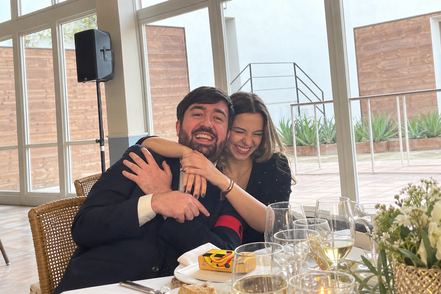Sofía y Alberto riendo y abrazados durante una celebración