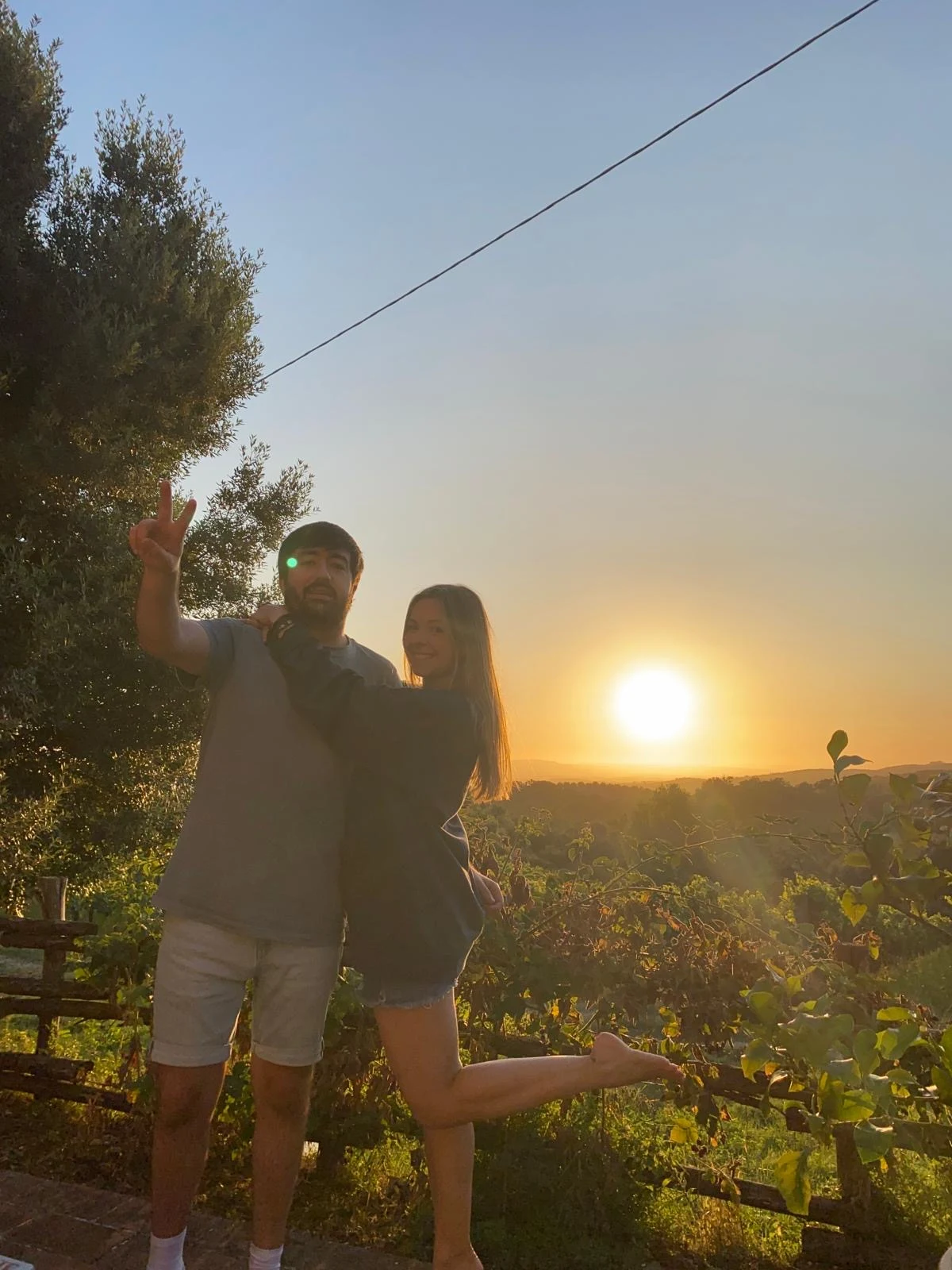 Sofía y Alberto abrazados al atardecer