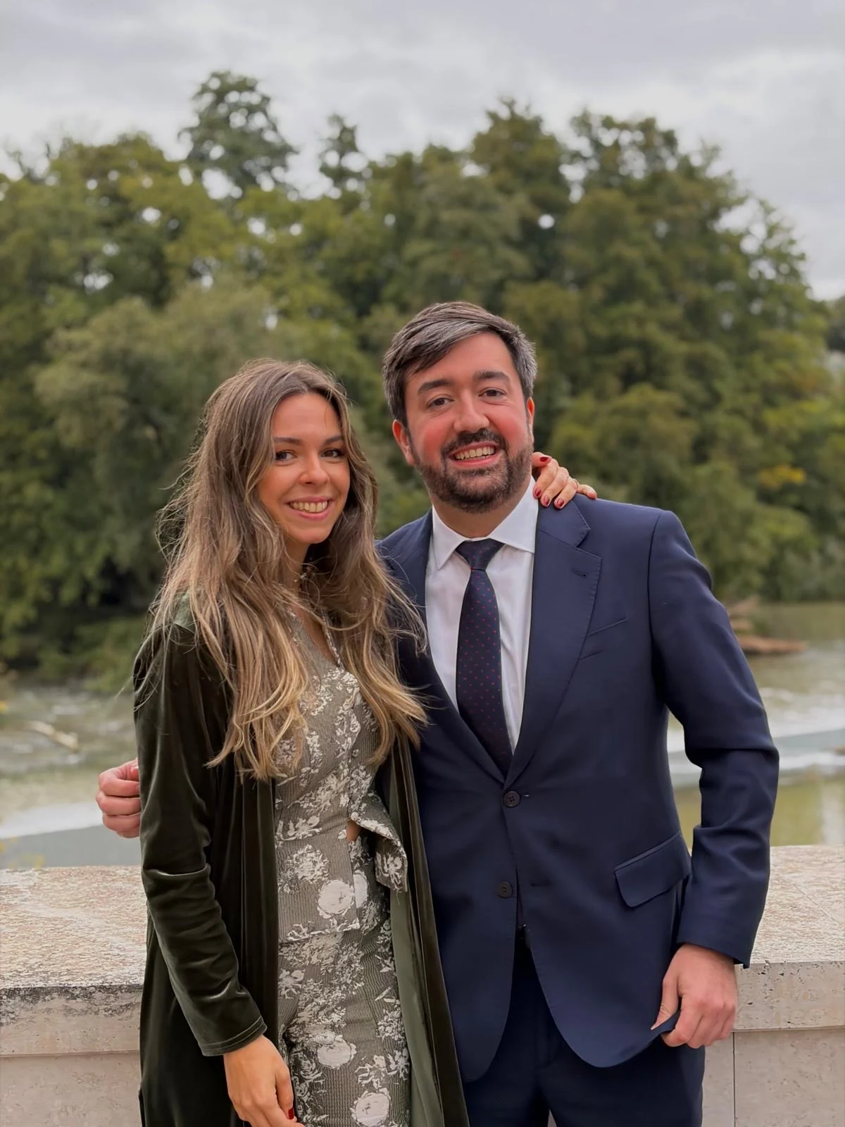 Sofía y Alberto sonriendo juntos vestidos para una boda