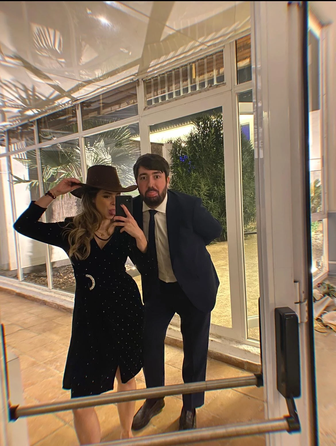 Una foto divertida con sombrero frente al espejo
